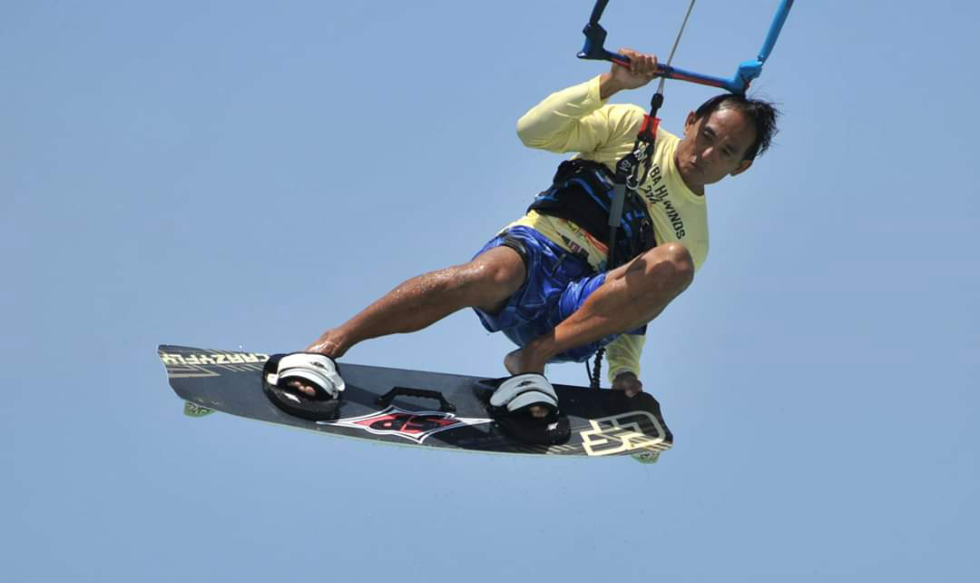 Kitesurfer carving low across the wind at Boca Grandi