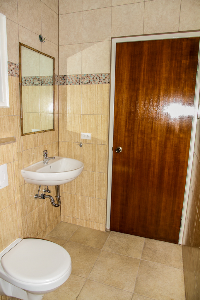 Private bathroom in a Kite Inn Aruba apartment